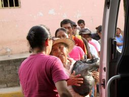 Reparto de despensas y ropa, que se recolectaron entre los trabajadores de la agencia NOTIMEX, para los habitantes de Tlapehuala. NTX /