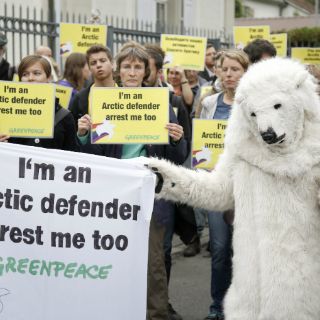 Rusia manda a prisión a activistas de Greenpeace