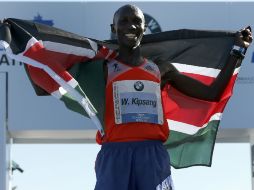 Desde el kilómetro 30 Kipsang se separa del pelotón y logra hacer historia. EFE /
