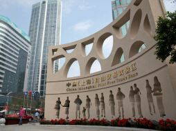 Una vista general de la entrada al edificio de la Zona Libre de Comercio en Shanghai. EFE /