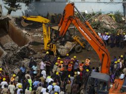 Rescatistas dan por concluida la búsqueda de personas bajo los escombros. EFE /