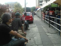 Aficionados se dan cita en los bares dentro y fuera para observar las acciones del clásico tapatío.  /