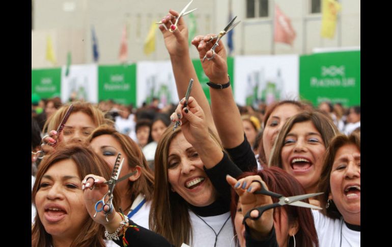 Los estilistas celebraron el haber obtenido el nuevo récord. EFE /