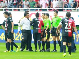 El Clásico Tapatío terminó en polémica entre atlistas y el cuerpo arbitral.  /