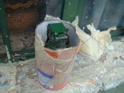 La granada de fragmentación fue asegurada por elementos de la Policía, luego de haber sido arrojada a un bote de basura. ESPECIAL /