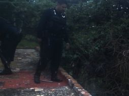 Los oficiales revisan la azotea donde María Guadalupe perdió la vida. ESPECIAL /