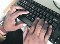 Al alcance de la mano. El uso de las redes sociales para buscar y conseguir empleo no es complicado, afirman los expertos. AP /