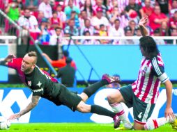 Vuoso entró al área con balón dominado, al sentir la marca de Reynoso el rojinegro cayó  pidiendo un penalti. El árbitro no marco. MEXSPORT /