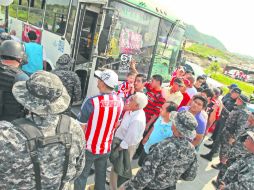 Aficionados de Chivas y Atlas tuvieron que pasar por filtros y cacheos. EL INFORMADOR /