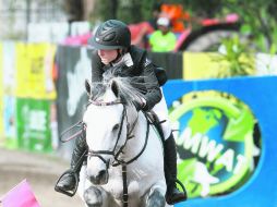 Sofía Larrea, a lomos de “Archimides Scribe” terminó el desempate con el mejor tiempo de 42.51 segundos. EL INFORMADOR /