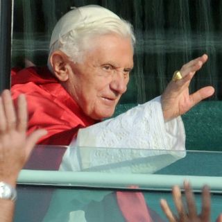 Benedicto XVI estaría presente en canonización de Juan Pablo II