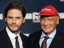 El actor español Daniel Brühl (i) junto con la estrella de la Fórmula 1, Niki Lauda. EFE /