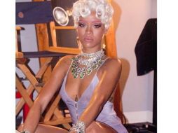 Rihanna aparece en las imágenes con un body que hace lucir su figura y una peluca rubia corta. ESPECIAL /