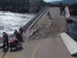 Vista de un puente colapsado en el municipio de Coyuca de Benítez en Guerrero. NTX /