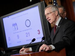 Harry Reid, líder del Senado, a un lado de la pantalla del tiempo que queda hasta el cierre del gobierno. AFP /