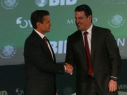 El mandatario estatal expresó su apoyo a las reformas estructurales que impulsa el presidente de la República, Enrique Peña Nieto (i).  /