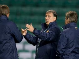 El ''Tata'' Martino (C) dice que cuenta con un buen equipo, con el que está obligado a ganar todos los partidos. EFE /