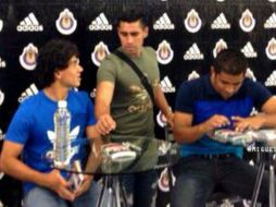 Patricio Araujo, Miguel Ponce y Giovani Hernández estuvieron presentes en la firma de autógrafos. Tomada de @MiguelPonceFans. ESPECIAL /