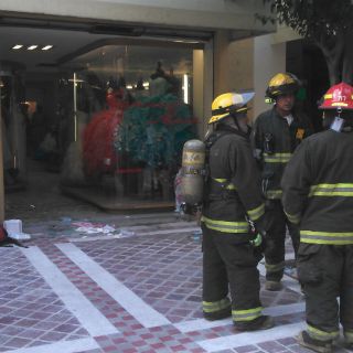 Explosión en tienda de vestidos deja cuatro lesionados