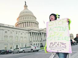 Janette Dunder, se manifiesta en contra la incapacidad de los legisladores para aprobar el presupuesto de Estados Unidos. AFP /