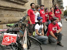 Con pancartas y cubre bocas, integrantes de Bicired se manifiestan por falta de control en emisión de contaminantes.  /