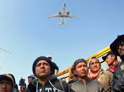 Maestros de la CNTE salieron de nuevo a la calle. Protestaron en las inmediaciones del AICM para luego trasladarse a la Segob. EFE /