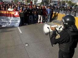 Tras permanecer en el AICM y en el cruce Reforma y Bucareli, los maestros comienzan su regreso al Monumento a la Revolución. SUN /
