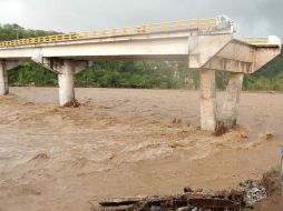 De las 57 carreteras federales del estado que tuvieron daños sólo tres no están siendo transitables. ARCHIVO /