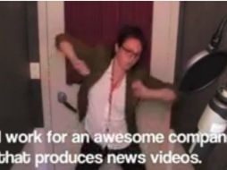 Con llamativos pasos de baile, la joven presentó su inconformidad al trato que recibía en su trabajo. ESPECIAL /