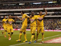 Los jugadores del América celebran el segundo gol de las Águilas en el partido. MEXSPORT /