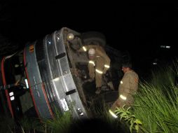 El autobús dio dos vueltas y media sobre su costado derecho y quedó sobre ese lado.  /