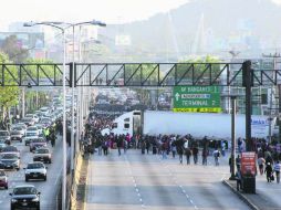 Los docentes protestaron durante una hora en las inmediaciones del aeropuerto capitalino ante el resguardo de la Policía Federal. EFE /