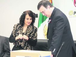 Ebrard entregó miles de firmas recabadas en todo el país. NTX /