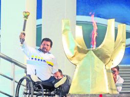 El nadador jalisciense Arnulfo Castorena prende el pebetero de los Juegos. EL INFORMADOR /