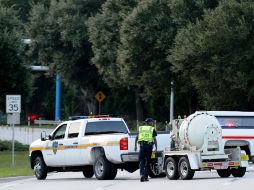 La policía cierra el acceso al Aeropuerto Internacional de Jacksonville, en el noreste de Florida. AP /