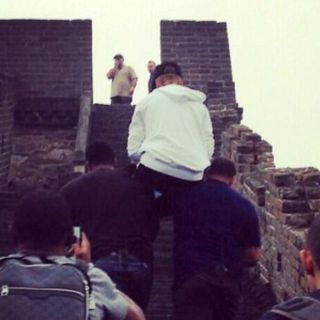 Cargan a Justin Bieber para recorrer Muralla China