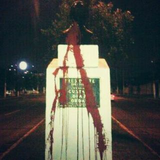 Pintan de rojo busto de Díaz Ordaz en Zapopan