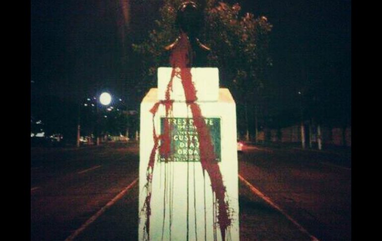 Foto del busto pintado de color rojo, como si fuera sangre. ESPECIAL /