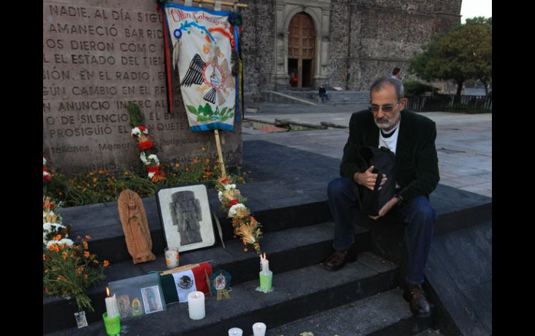 Enrique Espinoza, sobreviviente de la matanza, junto a un altar que recuerda a las víctimas. AP /