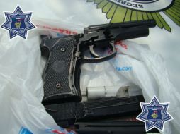 La pistola que utilizó el presunto asaltante resulta ser de juguete. ESPECIAL /