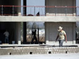 Ayón prevé que las primeras diez escuelas que se requieren en todo el Estado, terminarán de construirse en enero del próximo año. ARCHIVO /