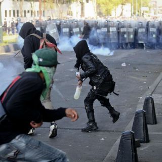 Anarquistas agreden a granaderos en Ciudad de México