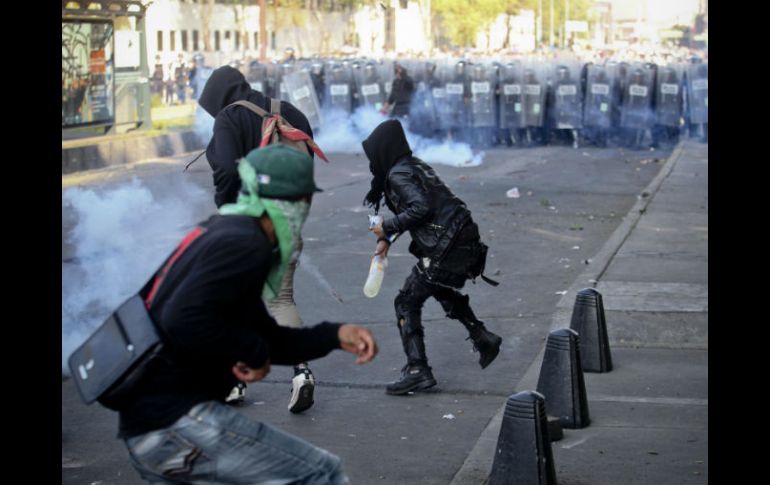 Aventaron piedras, palos, botellas, gas pimienta y petardos SUN /