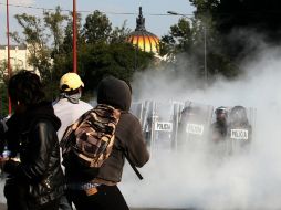 Reportan que al menos 200 anarquistas se enfrentaron a elementos de la SSPDF. EFE /