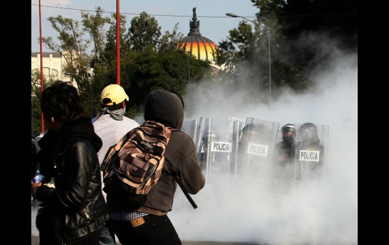 Reportan que al menos 200 anarquistas se enfrentaron a elementos de la SSPDF. EFE /