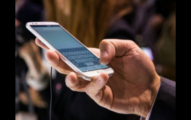 En ocasiones las redes sociales y aplicaciones determinan acciones en la vida sentimental de los usuarios. ARCHIVO /