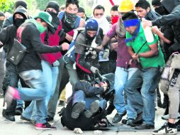 Varios contingentes se unieron en una marcha en recuerdo del 2 de Octubre de 1968, durante la que se produjeron varios incidentes. AP /
