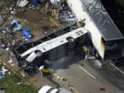 El accidente causó el cierre de los dos lados de la carretera por completo. Aún no identifican a ninguna de las víctimas. AP /