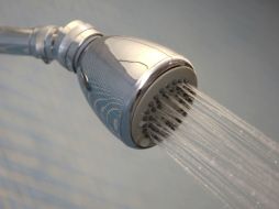 Se estima que en Guadalajara se desperdicia medio metro cúbico de agua por segundo durante el baño. ARCHIVO /