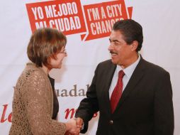 La vocera de la agencia de la ONU, Ana Moreno, junto al alcalde tapatío Ramiro Hernández.  /